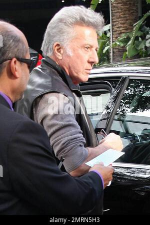 Dustin Hoffman arrive au Staples Center pour assister au match DE basket-ball LA Lakers contre Miami Heat Christmas Day. Los Angeles, Californie. 12/25/10. Banque D'Images