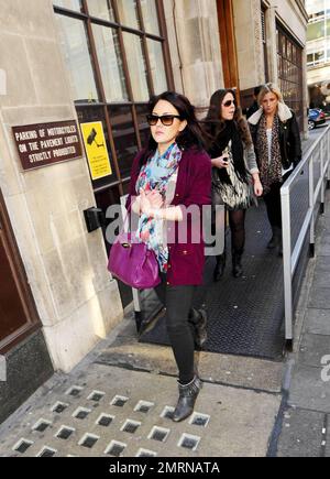 Lacey Turner, actrice « EastEnders », porte une boîte de Coca-Cola et porte des vêtements aux couleurs vives lorsqu'elle arrive à BBC radio 1. Londres, Royaume-Uni. 03/07/11. Banque D'Images