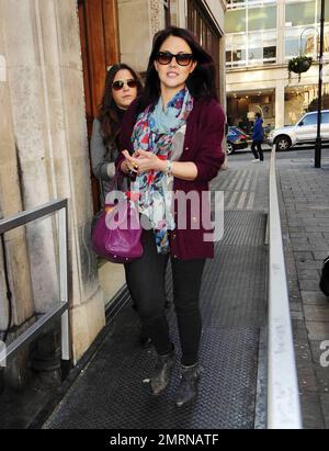 Lacey Turner, actrice « EastEnders », porte une boîte de Coca-Cola et porte des vêtements aux couleurs vives lorsqu'elle arrive à BBC radio 1. Londres, Royaume-Uni. 03/07/11. Banque D'Images