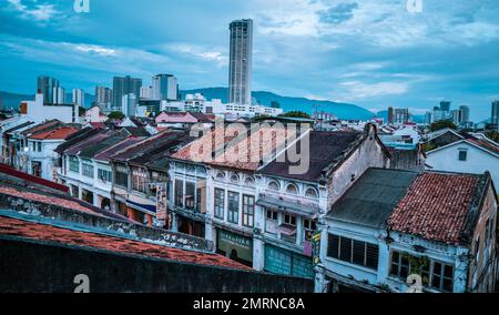 Une vue aérienne des maisons traditionnelles chinoises au coucher du soleil à George Town, en Malaisie Banque D'Images