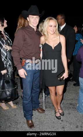 Jewel, utilisant des béquilles pour soigner une blessure, arrive avec son mari et le challenger « Dancing with the Stars » Ty Murray au concert Lady Gaga du Star Magazine à la discothèque Apple de Los Angeles, en Californie. 3/11/09. Banque D'Images