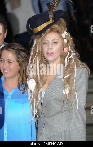 Lady Gaga a été repérée quittant son hôtel de Londres portant une tenue conservatrice à la différence de son style plus excentrique. Le amuseur de 27 ans portait un blazer gris avec une jupe assortie et des talons hauts Havane. Gaga, qui a marché jusqu'à une foule de fans en attente, n'est pas allé sans ajouter un peu de son style à son ensemble. La chanteuse a ajouté un grand chapeau noir avec une plume en elle, contrastant son look conservateur, sur ses cheveux qui est couvert de coquillages. Londres, Royaume-Uni. 28th août 2013. Banque D'Images