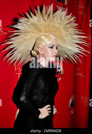 L'une des huit cires de la chanteuse pop de superstar Lady Gaga qui ont été dévoilées simultanément dans huit musées Madame Tussauds du monde entier. Avec des expositions à Madame Tussauds Londres, New York, Las Vegas, Hollywood, Amsterdam, Berlin, Shanghai et Hong Kong, les fans du monde entier ont eu l'occasion de poser avec les personnages de cire costumés, qui étaient tous vêtus de différentes tenues et perruques. New York, NY. 12/09/10. Banque D'Images