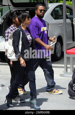 ICE Cube arrive pour le match DE basketball DE LA Lakers au Staples Center de Los Angeles, en Californie. 4/18/10. Banque D'Images