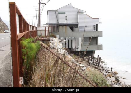 Il s'agit de vues extérieures générales sur la propriété de $3 millions de dollars Malibu en bord de mer que Lana Del Rey aurait acheté. Selon les rapports, le chanteur de 29 ans a acheté cette maison isolée comme un moyen d'échapper à tous les fans trop avides. Selon certains rapports, Lana, qui aime être une personne privée, a pris des mesures pour protéger sa vie privée en acquérant cette maison. Elle vit actuellement à Hancock Park, une région de Los Angeles, qui est trop accessible aux fans qui auraient campé à l'extérieur de sa maison avec un qui a été assez osé pour entrer dans son arrière-cour. La plage isolée de 2 860 mètres carrés Banque D'Images