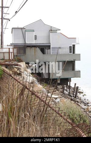 Il s'agit de vues extérieures générales sur la propriété de $3 millions de dollars Malibu en bord de mer que Lana Del Rey aurait acheté. Selon les rapports, le chanteur de 29 ans a acheté cette maison isolée comme un moyen d'échapper à tous les fans trop avides. Selon certains rapports, Lana, qui aime être une personne privée, a pris des mesures pour protéger sa vie privée en acquérant cette maison. Elle vit actuellement à Hancock Park, une région de Los Angeles, qui est trop accessible aux fans qui auraient campé à l'extérieur de sa maison avec un qui a été assez osé pour entrer dans son arrière-cour. La plage isolée de 2 860 mètres carrés Banque D'Images