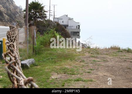 Il s'agit de vues extérieures générales sur la propriété de $3 millions de dollars Malibu en bord de mer que Lana Del Rey aurait acheté. Selon les rapports, le chanteur de 29 ans a acheté cette maison isolée comme un moyen d'échapper à tous les fans trop avides. Selon certains rapports, Lana, qui aime être une personne privée, a pris des mesures pour protéger sa vie privée en acquérant cette maison. Elle vit actuellement à Hancock Park, une région de Los Angeles, qui est trop accessible aux fans qui auraient campé à l'extérieur de sa maison avec un qui a été assez osé pour entrer dans son arrière-cour. La plage isolée de 2 860 mètres carrés Banque D'Images