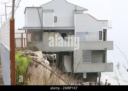 Il s'agit de vues extérieures générales sur la propriété de $3 millions de dollars Malibu en bord de mer que Lana Del Rey aurait acheté. Selon les rapports, le chanteur de 29 ans a acheté cette maison isolée comme un moyen d'échapper à tous les fans trop avides. Selon certains rapports, Lana, qui aime être une personne privée, a pris des mesures pour protéger sa vie privée en acquérant cette maison. Elle vit actuellement à Hancock Park, une région de Los Angeles, qui est trop accessible aux fans qui auraient campé à l'extérieur de sa maison avec un qui a été assez osé pour entrer dans son arrière-cour. La plage isolée de 2 860 mètres carrés Banque D'Images