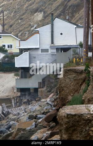 Il s'agit de vues extérieures générales sur la propriété de $3 millions de dollars Malibu en bord de mer que Lana Del Rey aurait acheté. Selon les rapports, le chanteur de 29 ans a acheté cette maison isolée comme un moyen d'échapper à tous les fans trop avides. Selon certains rapports, Lana, qui aime être une personne privée, a pris des mesures pour protéger sa vie privée en acquérant cette maison. Elle vit actuellement à Hancock Park, une région de Los Angeles, qui est trop accessible aux fans qui auraient campé à l'extérieur de sa maison avec un qui a été assez osé pour entrer dans son arrière-cour. La plage isolée de 2 860 mètres carrés Banque D'Images