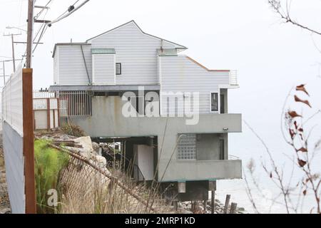 Il s'agit de vues extérieures générales sur la propriété de $3 millions de dollars Malibu en bord de mer que Lana Del Rey aurait acheté. Selon les rapports, le chanteur de 29 ans a acheté cette maison isolée comme un moyen d'échapper à tous les fans trop avides. Selon certains rapports, Lana, qui aime être une personne privée, a pris des mesures pour protéger sa vie privée en acquérant cette maison. Elle vit actuellement à Hancock Park, une région de Los Angeles, qui est trop accessible aux fans qui auraient campé à l'extérieur de sa maison avec un qui a été assez osé pour entrer dans son arrière-cour. La plage isolée de 2 860 mètres carrés Banque D'Images