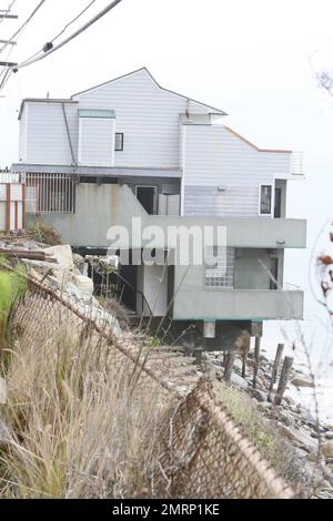 Il s'agit de vues extérieures générales sur la propriété de $3 millions de dollars Malibu en bord de mer que Lana Del Rey aurait acheté. Selon les rapports, le chanteur de 29 ans a acheté cette maison isolée comme un moyen d'échapper à tous les fans trop avides. Selon certains rapports, Lana, qui aime être une personne privée, a pris des mesures pour protéger sa vie privée en acquérant cette maison. Elle vit actuellement à Hancock Park, une région de Los Angeles, qui est trop accessible aux fans qui auraient campé à l'extérieur de sa maison avec un qui a été assez osé pour entrer dans son arrière-cour. La plage isolée de 2 860 mètres carrés Banque D'Images