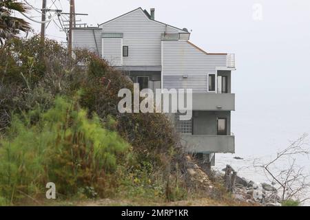 Il s'agit de vues extérieures générales sur la propriété de $3 millions de dollars Malibu en bord de mer que Lana Del Rey aurait acheté. Selon les rapports, le chanteur de 29 ans a acheté cette maison isolée comme un moyen d'échapper à tous les fans trop avides. Selon certains rapports, Lana, qui aime être une personne privée, a pris des mesures pour protéger sa vie privée en acquérant cette maison. Elle vit actuellement à Hancock Park, une région de Los Angeles, qui est trop accessible aux fans qui auraient campé à l'extérieur de sa maison avec un qui a été assez osé pour entrer dans son arrière-cour. La plage isolée de 2 860 mètres carrés Banque D'Images