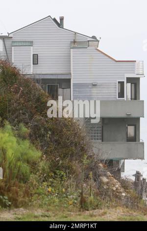 Il s'agit de vues extérieures générales sur la propriété de $3 millions de dollars Malibu en bord de mer que Lana Del Rey aurait acheté. Selon les rapports, le chanteur de 29 ans a acheté cette maison isolée comme un moyen d'échapper à tous les fans trop avides. Selon certains rapports, Lana, qui aime être une personne privée, a pris des mesures pour protéger sa vie privée en acquérant cette maison. Elle vit actuellement à Hancock Park, une région de Los Angeles, qui est trop accessible aux fans qui auraient campé à l'extérieur de sa maison avec un qui a été assez osé pour entrer dans son arrière-cour. La plage isolée de 2 860 mètres carrés Banque D'Images