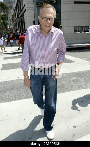 Larry King, légende de la diffusion, quitte le Grill après avoir déjeuné à Beverly Hills, Californie. 8/19/09. Banque D'Images