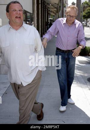 Larry King, légende de la diffusion, quitte le Grill après avoir déjeuné à Beverly Hills, Californie. 8/19/09. Banque D'Images