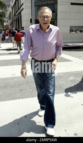 Larry King, légende de la diffusion, quitte le Grill après avoir déjeuné à Beverly Hills, Californie. 8/19/09. Banque D'Images