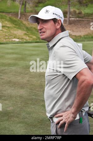 Wayne Gretzky participe à la dernière journée du tournoi de golf annuel de Michael Jordan Celebrity 10th qui a eu lieu de 31 mars à 3 avril au parcours de golf Shadow Creek. À la fin du tournoi, Michael Jordan a posé avec Toni Kukoc, un ancien joueur de basket-ball professionnel croate, et un grand chèque de $40 000. Las Vegas, Nevada 04/03/11. Banque D'Images