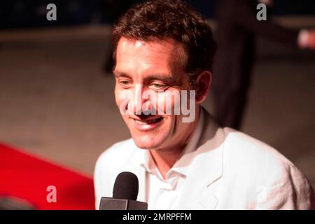 Clive Owen arrive aux Laureus World Sports Awards qui se tiennent au Palais Emirates. Abu Dhabi, Émirats arabes Unis. 03/09/10. . Banque D'Images