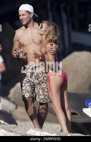 La musicienne américaine LeAnn Rimes semble joyeuse alors qu'elle éblouit dans un petit bikini de corail alors qu'elle célèbre son anniversaire de 29th à Malibu avec son mari Eddie Cibrian, ses fils, sa famille et ses amis. Rimes et Cibrian ont noué le nœud en avril de cette année après que les deux divorcent leurs premiers conjoints. Le couple heureux était assez affectueux et appréciait le soleil chaud. Leann a également été vu jouer avec le fils d'Eddie Jake. Malibu, Californie 27th août 2011. Banque D'Images