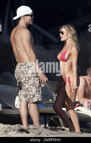 La musicienne américaine LeAnn Rimes semble joyeuse alors qu'elle éblouit dans un petit bikini de corail alors qu'elle célèbre son anniversaire de 29th à Malibu avec son mari Eddie Cibrian, ses fils, sa famille et ses amis. Rimes et Cibrian ont noué le nœud en avril de cette année après que les deux divorcent leurs premiers conjoints. Le couple heureux était assez affectueux et appréciait le soleil chaud. Leann a également été vu jouer avec le fils d'Eddie Jake. Malibu, Californie 27th août 2011. Banque D'Images