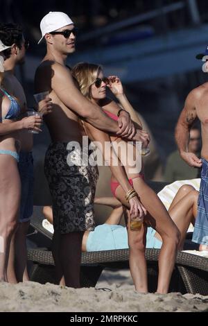La musicienne américaine LeAnn Rimes semble joyeuse alors qu'elle éblouit dans un petit bikini de corail alors qu'elle célèbre son anniversaire de 29th à Malibu avec son mari Eddie Cibrian, ses fils, sa famille et ses amis. Rimes et Cibrian ont noué le nœud en avril de cette année après que les deux divorcent leurs premiers conjoints. Le couple heureux était assez affectueux et appréciait le soleil chaud. Leann a également été vu jouer avec le fils d'Eddie Jake. Malibu, Californie 27th août 2011. Banque D'Images