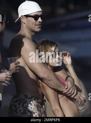 La musicienne américaine LeAnn Rimes semble joyeuse alors qu'elle éblouit dans un petit bikini de corail alors qu'elle célèbre son anniversaire de 29th à Malibu avec son mari Eddie Cibrian, ses fils, sa famille et ses amis. Rimes et Cibrian ont noué le nœud en avril de cette année après que les deux divorcent leurs premiers conjoints. Le couple heureux était assez affectueux et appréciait le soleil chaud. Leann a également été vu jouer avec le fils d'Eddie Jake. Malibu, Californie 27th août 2011. Banque D'Images