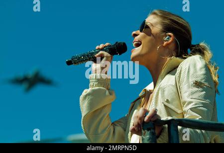 LeAnn Rimes, chanteuse pop américaine et lauréate du Grammy Award, chante l'hymne national des États-Unis à 2012 Toyota Celebrity/PRO Race dans laquelle son mari, l'acteur Eddie Cibrian, a pris part à la course. Los Angeles, Californie. 14th avril 2012. Banque D'Images