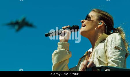 LeAnn Rimes, chanteuse pop américaine et lauréate du Grammy Award, chante l'hymne national des États-Unis à 2012 Toyota Celebrity/PRO Race dans laquelle son mari, l'acteur Eddie Cibrian, a pris part à la course. Los Angeles, Californie. 14th avril 2012. . Banque D'Images