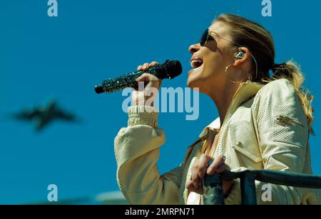 LeAnn Rimes, chanteuse pop américaine et lauréate du Grammy Award, chante l'hymne national des États-Unis à 2012 Toyota Celebrity/PRO Race dans laquelle son mari, l'acteur Eddie Cibrian, a pris part à la course. Los Angeles, Californie. 14th avril 2012. . Banque D'Images