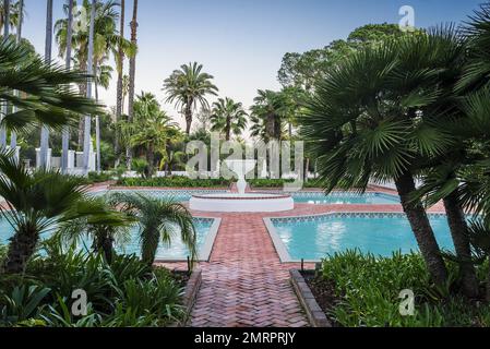 EXCLUSIF !! La maison légendaire présentée dans la scène de mariage du film de 1983 « Scarface » est en vente pour 35 000 000 $. Outre le film à succès, le domaine créé en 1906 par James Waldron Gillespie a accueilli de nombreux résidents et visiteurs de grande envergure au fil des ans, y compris Charlie Chaplin, Winston Churchill, John F. Kennedy et Albert Einstein. Le domaine, connu à l'origine comme un jardin botanique, s'étend sur 10 hectares et la maison elle-même, conçue par le célèbre architecte Bertram Goodhue, est décrite comme un chef-d'œuvre de la renaissance méditerranéenne. La maison a 4 chambres, 9 salles de bains i Banque D'Images