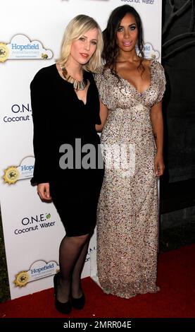 Natasha Bedingfield avec la chanteuse d'accueil Leona Lewis lors d'une soirée de musique live au profit du sanctuaire des animaux de Hopeland, avec des représentations de Leona Lewis, Natasha Bedingfield et Matthew Morrison dans une maison privée dans les collines de West Hollywood, CA. 19th novembre 2011. Banque D'Images