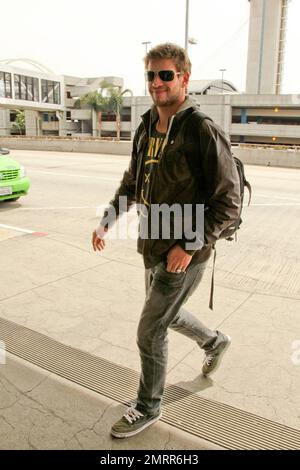 EXCLUSIF !! L'acteur de la dernière chanson, Liam Hemsworth, s'enregistre à LAX pour un vol. Los Angeles, Californie. 3/21/10. . Banque D'Images