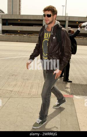 EXCLUSIF !! L'acteur de la dernière chanson, Liam Hemsworth, s'enregistre à LAX pour un vol. Los Angeles, Californie. 3/21/10. . Banque D'Images