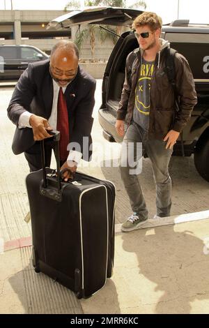 EXCLUSIF !! L'acteur de la dernière chanson, Liam Hemsworth, s'enregistre à LAX pour un vol. Los Angeles, Californie. 3/21/10. . Banque D'Images