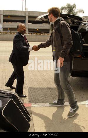 EXCLUSIF !! L'acteur de la dernière chanson, Liam Hemsworth, s'enregistre à LAX pour un vol. Los Angeles, Californie. 3/21/10. . Banque D'Images