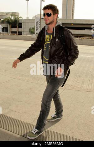 EXCLUSIF !! L'acteur de la dernière chanson, Liam Hemsworth, s'enregistre à LAX pour un vol. Los Angeles, Californie. 3/21/10. . Banque D'Images