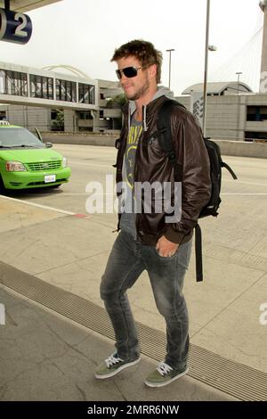 EXCLUSIF !! L'acteur de la dernière chanson, Liam Hemsworth, s'enregistre à LAX pour un vol. Los Angeles, Californie. 3/21/10. . Banque D'Images