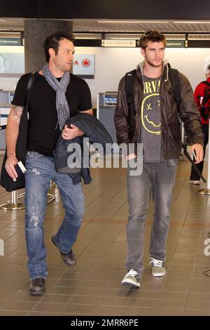 EXCLUSIF !! L'acteur de la dernière chanson, Liam Hemsworth, s'enregistre à LAX pour un vol. Los Angeles, Californie. 3/21/10. . Banque D'Images