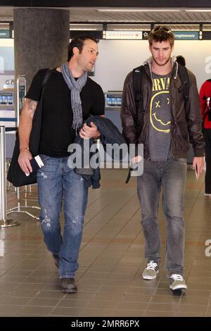 EXCLUSIF !! L'acteur de la dernière chanson, Liam Hemsworth, s'enregistre à LAX pour un vol. Los Angeles, Californie. 3/21/10. . Banque D'Images