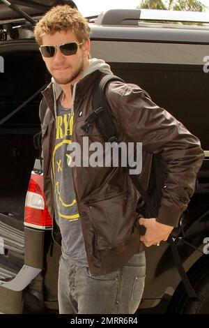 EXCLUSIF !! L'acteur de la dernière chanson, Liam Hemsworth, s'enregistre à LAX pour un vol. Los Angeles, Californie. 3/21/10. . Banque D'Images