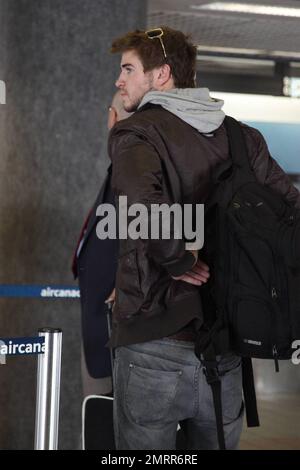 EXCLUSIF !! L'acteur de la dernière chanson, Liam Hemsworth, s'enregistre à LAX pour un vol. Los Angeles, Californie. 3/21/10. . Banque D'Images