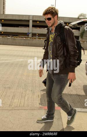EXCLUSIF !! L'acteur de la dernière chanson, Liam Hemsworth, s'enregistre à LAX pour un vol. Los Angeles, Californie. 3/21/10. . Banque D'Images