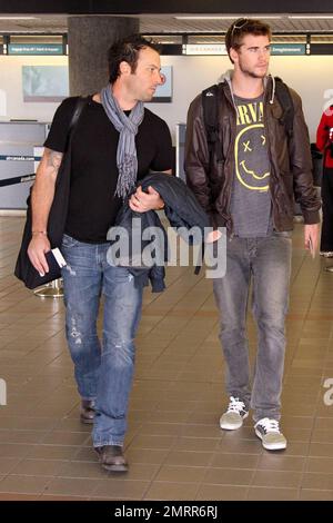 EXCLUSIF !! L'acteur de la dernière chanson, Liam Hemsworth, s'enregistre à LAX pour un vol. Los Angeles, Californie. 3/21/10. . Banque D'Images