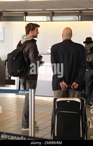 EXCLUSIF !! L'acteur de la dernière chanson, Liam Hemsworth, s'enregistre à LAX pour un vol. Los Angeles, Californie. 3/21/10. . Banque D'Images