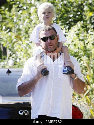 L'acteur « alt » Liev Schreiber donne au fils Alexander Pete un pigeyback tout en marchant avec des amis autour de la banlieue. Schreiber a récemment été rapporté comme disant: 'Je pense que weÕre les deux [la co-star 'alt' Angelina Jolie] dans cet endroit avec nos enfants où theyÕre vraiment incroyable, juste autour de trois ans, quand toute la langue commence à sortir d'eux. ItÕs une période très passionnante dans la vie de someoneÕs, les childÕs et les parents, et il était amusant de lier sur cela." Schreiber a deux fils avec la femme Naomi Watts, Alexandre et Samuel Kai. Los Angeles, Californie. 07/24/10. . Banque D'Images