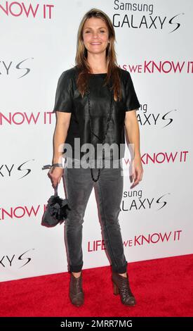 Kathryn Erbe marche le tapis rouge à la première de Warner Bros. « La vie telle que nous la connaissons » au théâtre Ziegfeld. New York, NY. 09/30/10. Banque D'Images