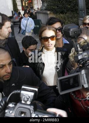 Lindsay Lohan arrive au Fashion Show de Charlotte Ronson, la sœur jumelle de Samantha Ronson, au cours de la semaine de la mode de New York, au milieu d'une foule de photographes. Lindsay avait une place à la première rangée avec le frère de Sam, le producteur et le DJ Mark Ronson et plus tard passé un peu de temps avec Sam dans le stand de DJ avant les deux partis ensemble après le spectacle. New York, NY. 2/13/09. Banque D'Images