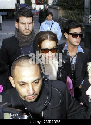 Lindsay Lohan arrive au Fashion Show de Charlotte Ronson, la sœur jumelle de Samantha Ronson, au cours de la semaine de la mode de New York, au milieu d'une foule de photographes. Lindsay avait une place à la première rangée avec le frère de Sam, le producteur et le DJ Mark Ronson et plus tard passé un peu de temps avec Sam dans le stand de DJ avant les deux partis ensemble après le spectacle. New York, NY. 2/13/09. Banque D'Images