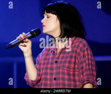 Lily Allen, la pop star britannique, qui est enceinte de trois mois avec elle et le premier enfant de Sam Cooper, se produit en direct lors du Big Chill Festival annuel qui a lieu à Eastnor Castle Deer Park. Allen, 25 ans, est entré sur la scène pour titre le festival de quatre jours avec un Jean skinny confortable, une chemise à carreaux rose et des baskets, la même tenue qu'elle portait toute la journée tout en traînant avec Sam, 32 ans, et son chien Honey. Mais la chanteuse « Smile », qui semble déjà montrer une bosse de bébé, s'est un peu dopée de maquillage, de ongles rouges et d'une coiffure noire élégante. Lily avait une bouteille d'eau sur ha Banque D'Images