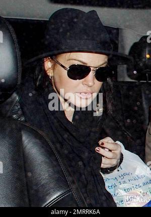 Lindsay Lohan arrive avec un garde du corps à LAX après un vol au départ de Cannes, en France. Lohan revient à Los Angeles dans le cadre d'une controverse entourant une date de tribunal prévue pour 24 mai, suite à l'arrestation de la DUI en 2007. Alors qu'à Cannes, l'avocate de Lohan aurait prétendu que le passeport de la starlet avait été volé, ce qui lui aurait empêché de retourner à Los Angeles pour une comparution devant un tribunal séparé qui devait avoir lieu jeudi dans le cadre de sa probation, une situation que les rapports suggèrent a été contournée. Los Angeles, Californie. 05/22/10. Banque D'Images